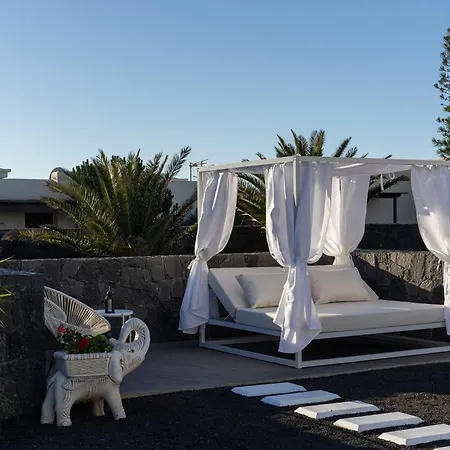 Mo Luxury Heated Pool